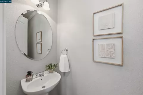 Bath - 6122 Ashwell Way, Vallejo, CA 94591 photo 1 of 4