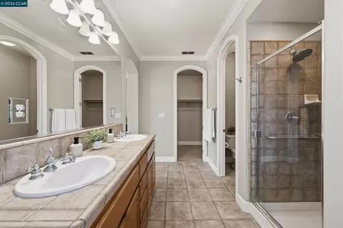 Bath - 6122 Ashwell Way, Vallejo, CA 94591 photo 3 of 4
