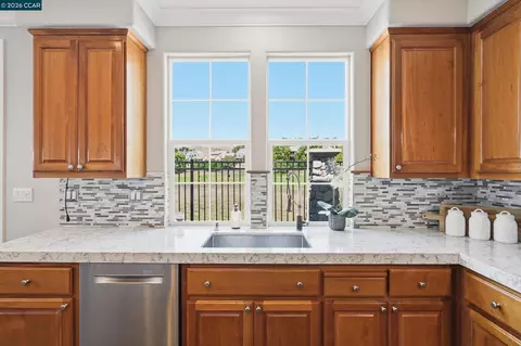 Kitchen - 6122 Ashwell Way, Vallejo, CA 94591 photo 4 of 7