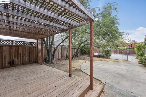 Exterior - 1804 Sereno Dr, Vallejo, CA 94589 photo 6 of 14