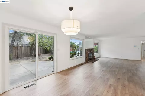 Living - 1804 Sereno Dr, Vallejo, CA 94589 photo 12 of 17