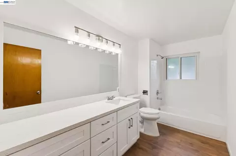 Bath - 1804 Sereno Dr, Vallejo, CA 94589 photo 1 of 5