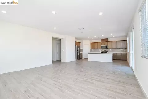 Living - 516 Spruce Way, Oakley, CA 94561 photo 2 of 3