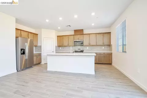 Kitchen - 516 Spruce Way, Oakley, CA 94561 photo 3 of 5