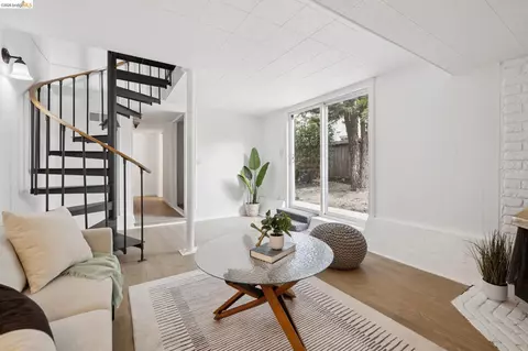 Living - 1057 Tuolumne St, Vallejo, CA 94590 photo 2 of 5