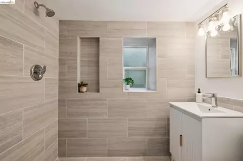 Bath - 1057 Tuolumne St, Vallejo, CA 94590 photo 6 of 6