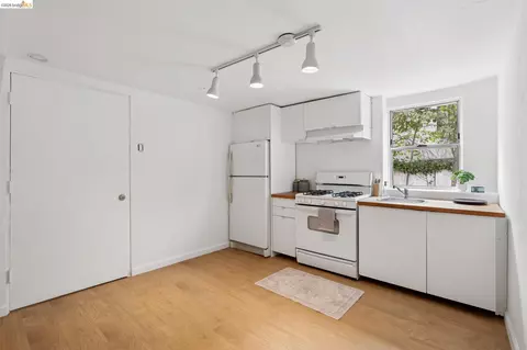 Kitchen - 1057 Tuolumne St, Vallejo, CA 94590 photo 4 of 7