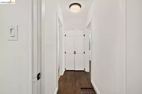 Entry Way - 1057 Tuolumne St, Vallejo, CA 94590 photo 3 of 6