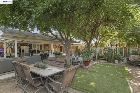 Exterior - 1427 Snyder St, Manteca, CA 95336 photo 5 of 10