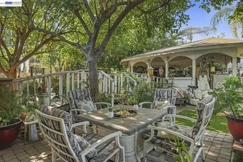 Exterior - 1427 Snyder St, Manteca, CA 95336 photo 3 of 10
