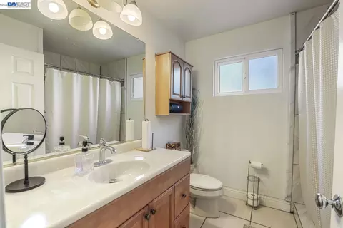 Bath - 1427 Snyder St, Manteca, CA 95336 photo 2 of 2