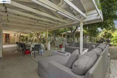 Exterior - 1427 Snyder St, Manteca, CA 95336 photo 2 of 10