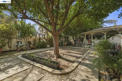 Exterior - 1427 Snyder St, Manteca, CA 95336 photo 9 of 10