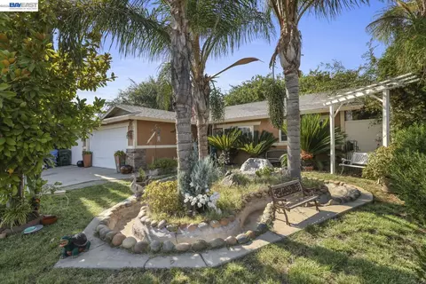 Exterior - 1427 Snyder St, Manteca, CA 95336 photo 1 of 10
