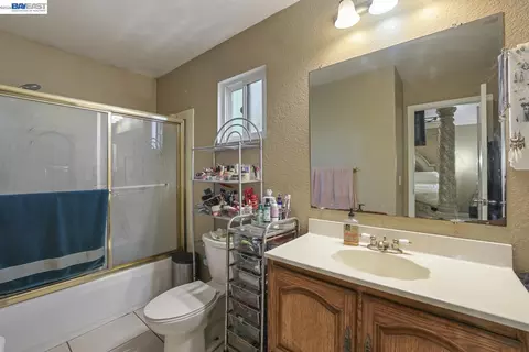 Bath - 1427 Snyder St, Manteca, CA 95336 photo 1 of 2
