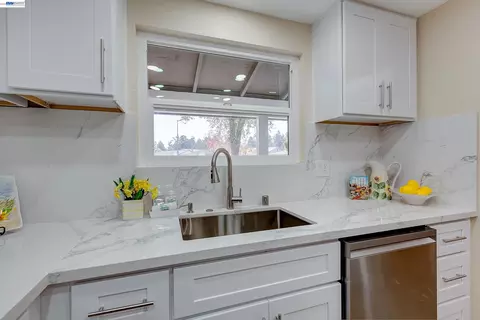 Kitchen - 34312 Cornwallis Ct, Fremont, CA 94555 photo 6 of 7