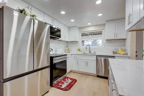 Kitchen - 34312 Cornwallis Ct, Fremont, CA 94555 photo 4 of 7