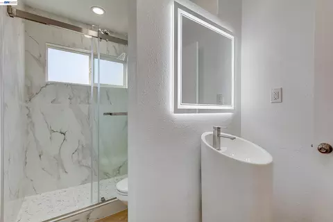 Bath - 34312 Cornwallis Ct, Fremont, CA 94555 photo 2 of 6