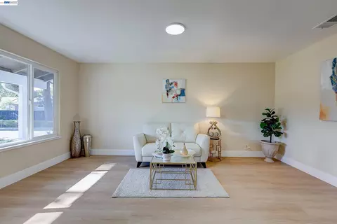 Living - 34312 Cornwallis Ct, Fremont, CA 94555 photo 3 of 11
