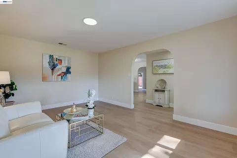 Living - 34312 Cornwallis Ct, Fremont, CA 94555 photo 4 of 11