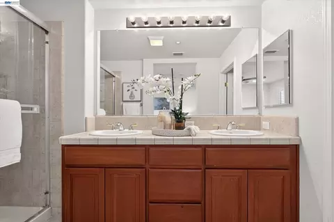 Bath - 4366 Fitzwilliam St, Dublin, CA 94568 photo 2 of 3