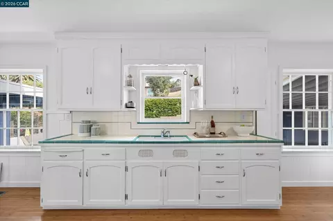 Kitchen - 425 Hichborn St, Vallejo, CA 94590 photo 3 of 5