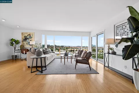 Living - 425 Hichborn St, Vallejo, CA 94590 photo 2 of 5
