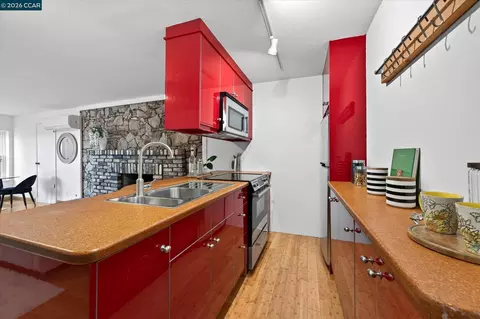 Kitchen - 425 Hichborn St, Vallejo, CA 94590 photo 4 of 5