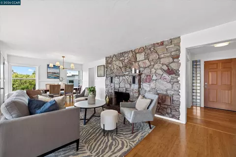 Living - 425 Hichborn St, Vallejo, CA 94590 photo 4 of 6