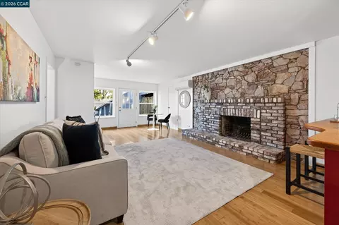 Living - 425 Hichborn St, Vallejo, CA 94590 photo 6 of 6