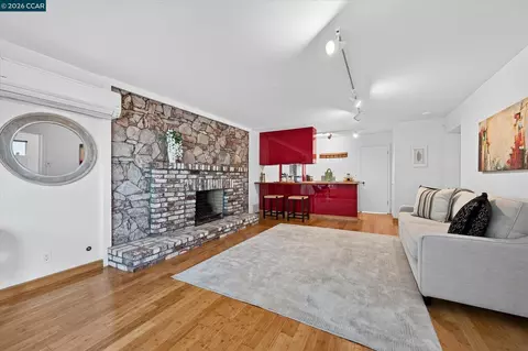 Living - 425 Hichborn St, Vallejo, CA 94590 photo 5 of 6