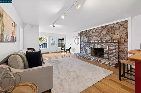Living - 425 Hichborn St, Vallejo, CA 94590 photo 5 of 5