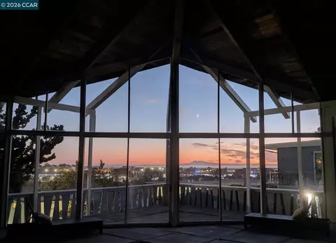 View/Area - 425 Hichborn St, Vallejo, CA 94590 photo 4 of 7