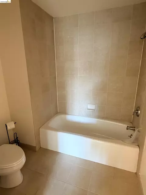 Bath - 585 9th St #335, Oakland, CA 94607 photo 3 of 4