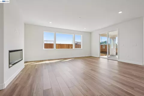 Living - 300 Colfax Ln, Oakley, CA 94561 photo 16 of 28