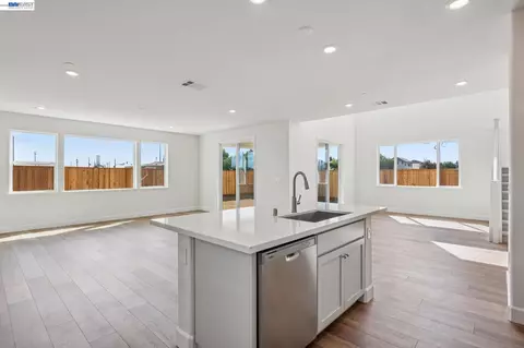 Living - 300 Colfax Ln, Oakley, CA 94561 photo 19 of 28