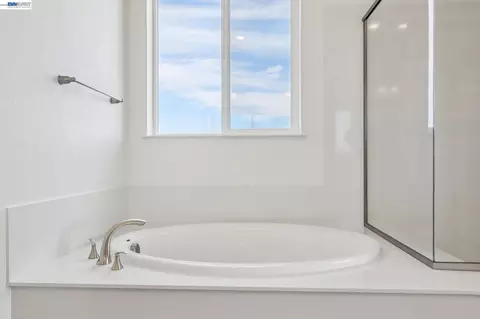 Bath - 300 Colfax Ln, Oakley, CA 94561 photo 3 of 5