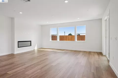 Living - 300 Colfax Ln, Oakley, CA 94561 photo 4 of 28