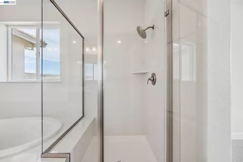 Bath - 300 Colfax Ln, Oakley, CA 94561 photo 4 of 5