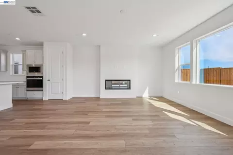 Living - 300 Colfax Ln, Oakley, CA 94561 photo 10 of 28