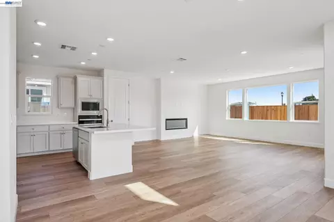 Living - 300 Colfax Ln, Oakley, CA 94561 photo 2 of 28