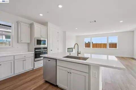 Kitchen - 300 Colfax Ln, Oakley, CA 94561 photo 4 of 6