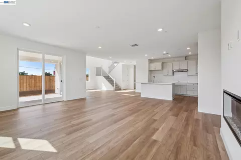 Living - 300 Colfax Ln, Oakley, CA 94561 photo 18 of 28