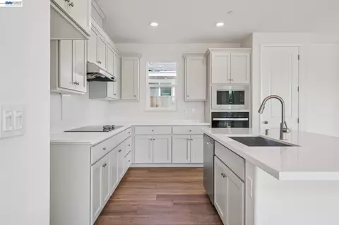 Kitchen - 300 Colfax Ln, Oakley, CA 94561 photo 2 of 6