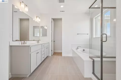 Bath - 300 Colfax Ln, Oakley, CA 94561 photo 2 of 5