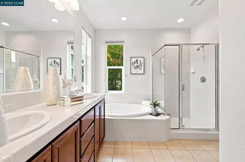 Bath - 1149 Azuar Ave, Vallejo, CA 94592 photo 3 of 4
