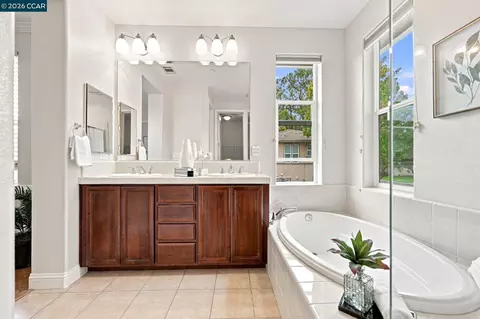 Bath - 1149 Azuar Ave, Vallejo, CA 94592 photo 4 of 4