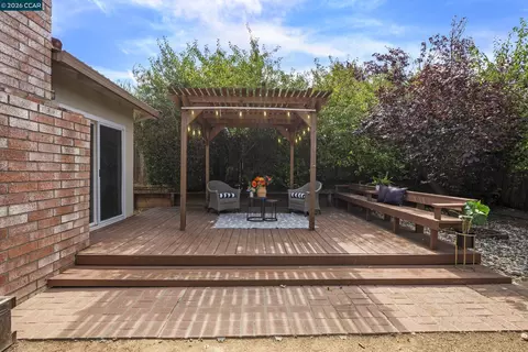 Exterior - 483 Brunswick Dr, Vallejo, CA 94591 photo 4 of 8