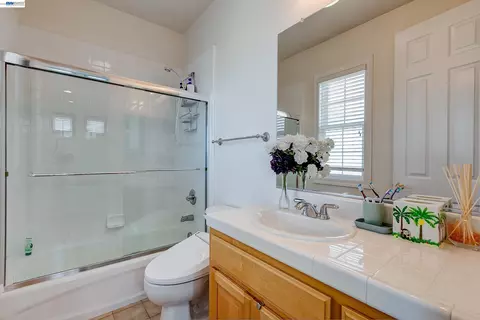 Bath - 4951 Grayhawk Ct, Dublin, CA 94568 photo 10 of 11
