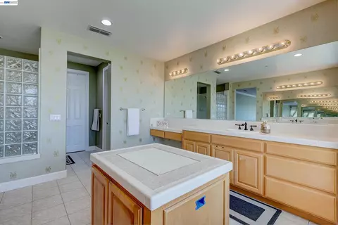 Bath - 4951 Grayhawk Ct, Dublin, CA 94568 photo 8 of 11